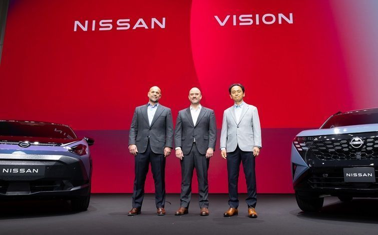 Ivan Espinosa, CEO de Nissan, ao centro, apresentou a visão da marca ao lado de executivos • Divulgação