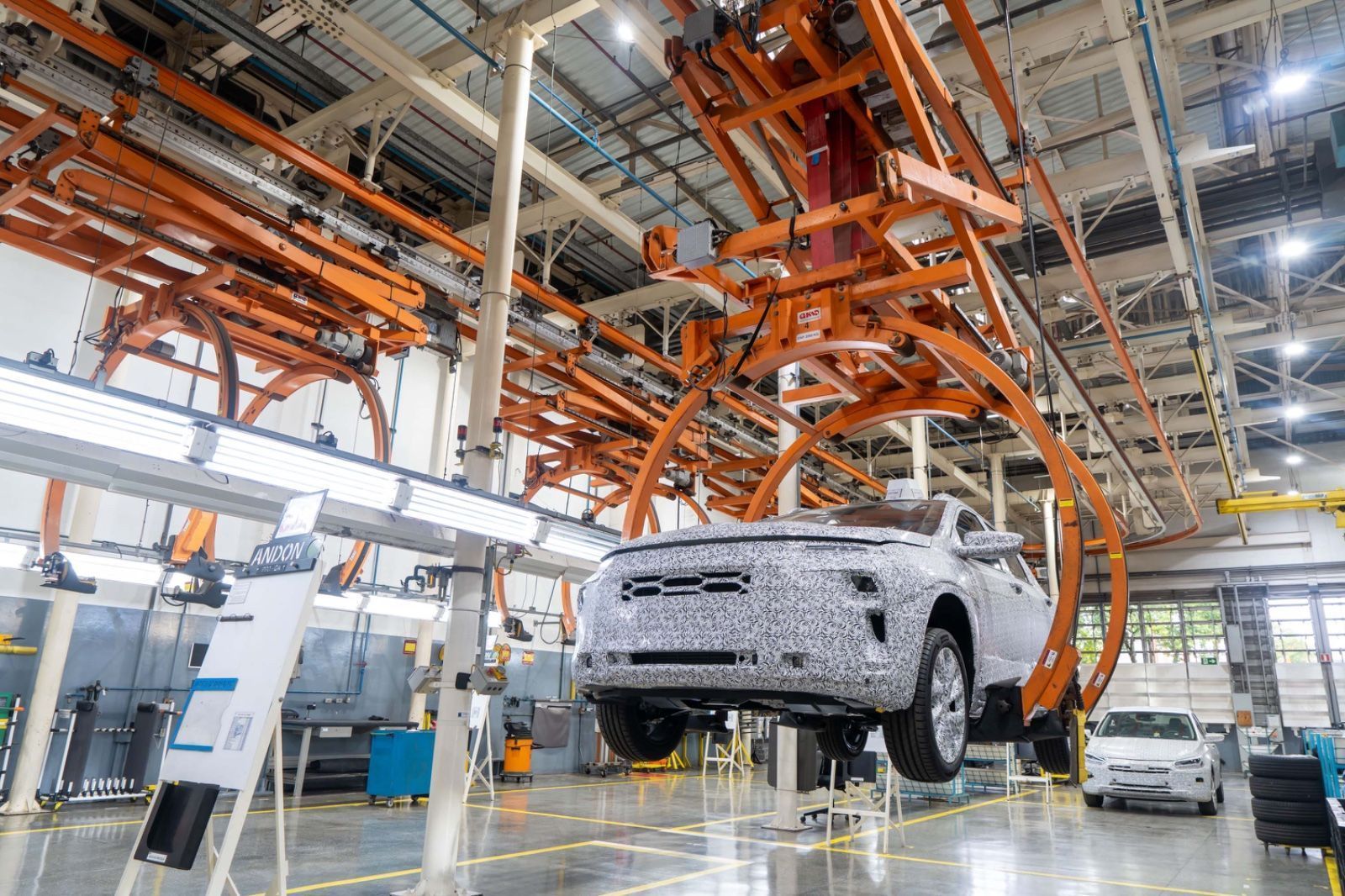 Novo Chevrolet Sonic ainda segue camuflado • Divulgação