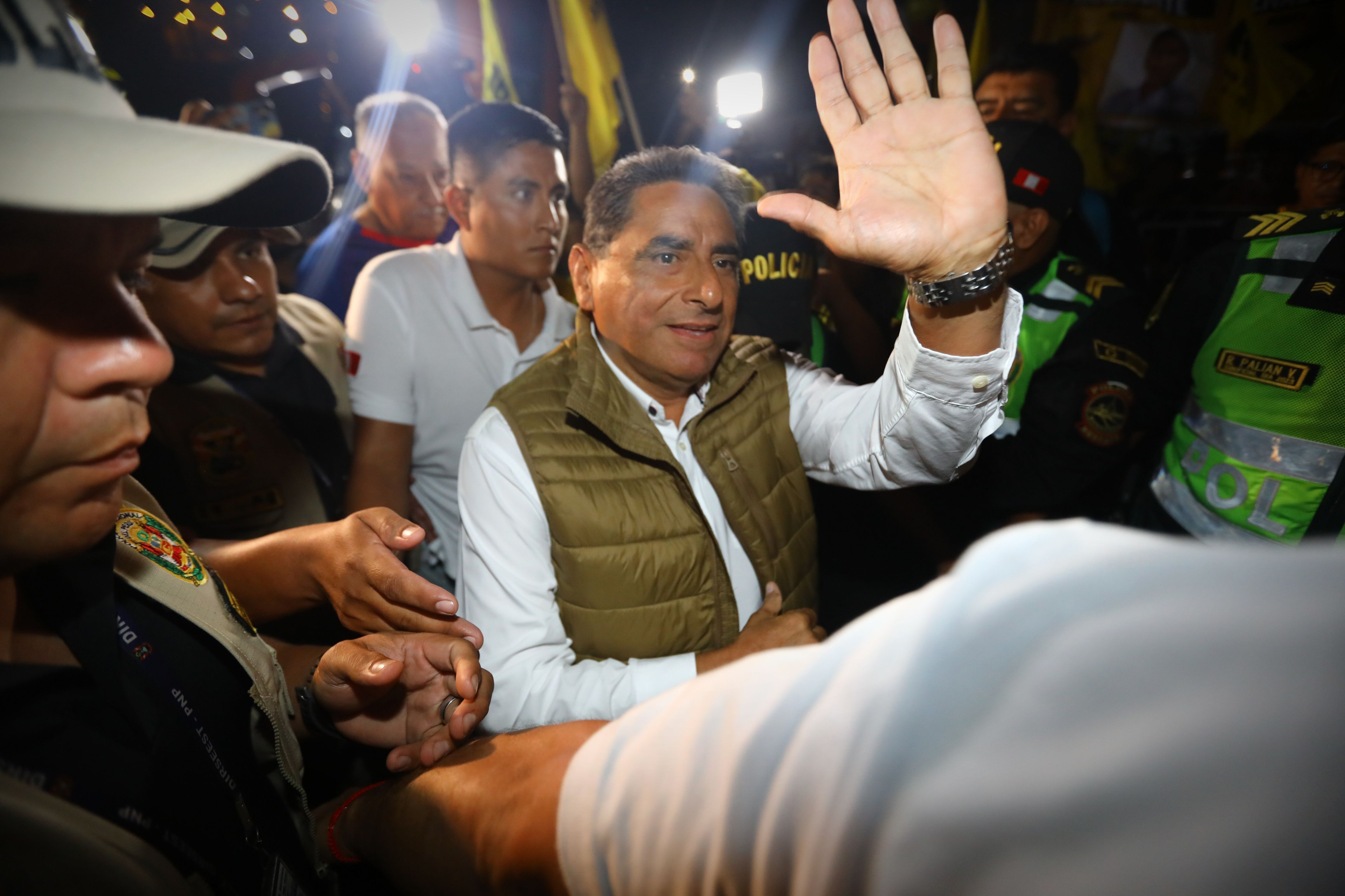 O candidato presidencial peruano Carlos Alvarez realiza último comício de campanha em Lima • Anadolu via Getty Images
