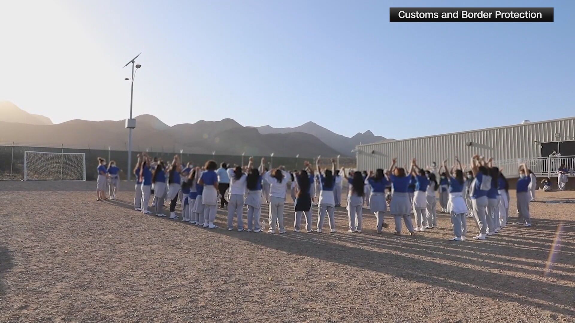 O governo Trump está tomando medidas para acelerar as deportações de crianças migrantes sob custódia dos EUA (1)