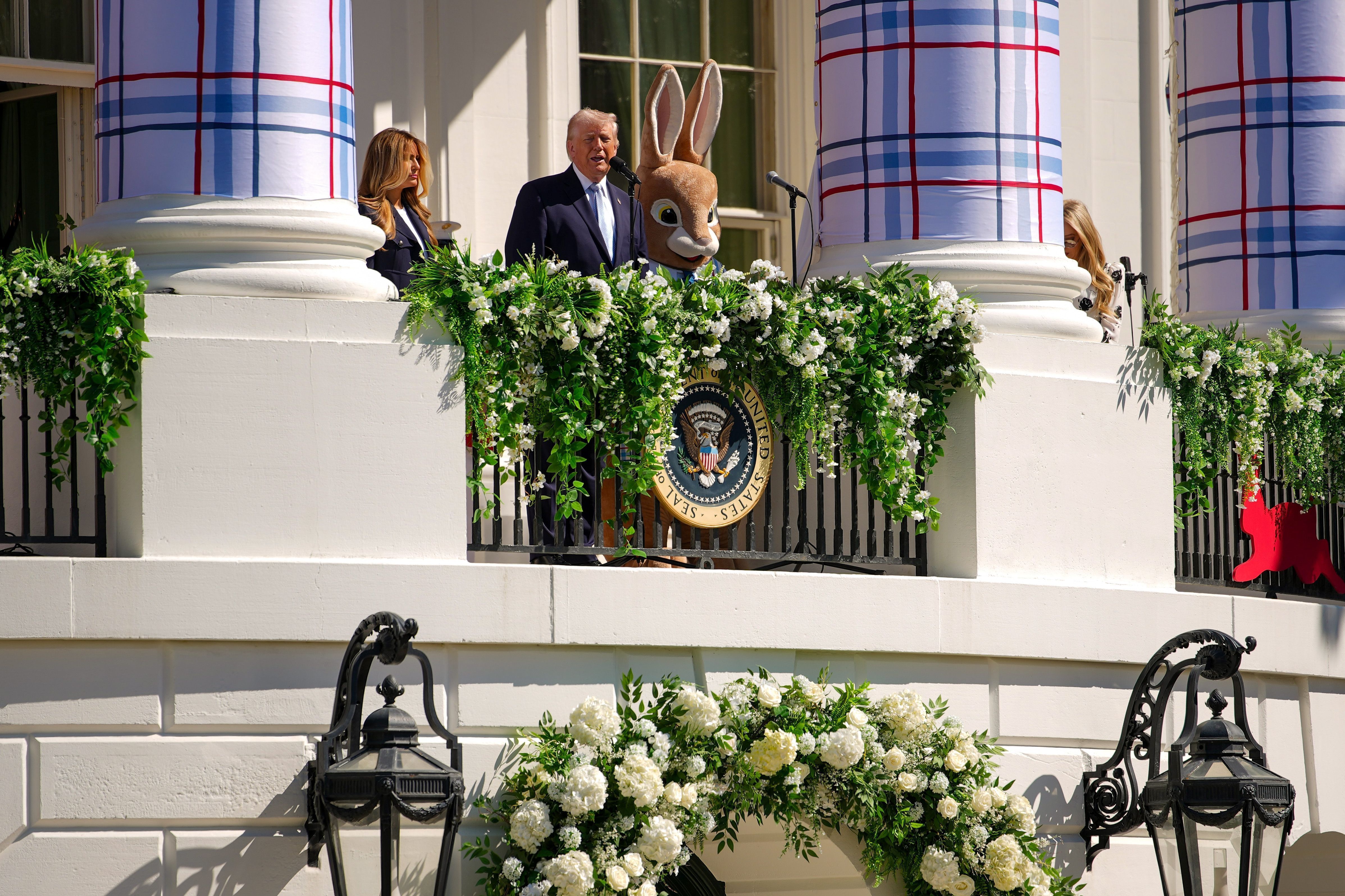 O presidente Donald Trump fala na varanda durante o evento de Páscoa na Casa Branca.