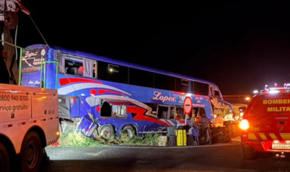 ÔNIBUS BATE CARRETA