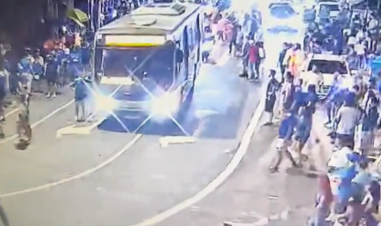 Segundo a Polícia Militar (PM) o motorista do coletivo não percebeu o atropelamento e só parou após ser parado por policiais que o informaram do atropelamento