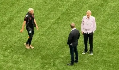 Imagem de destaque do post: Presidente do Athletico-PR, "testa gramado" antes de jogo na Arena MRV