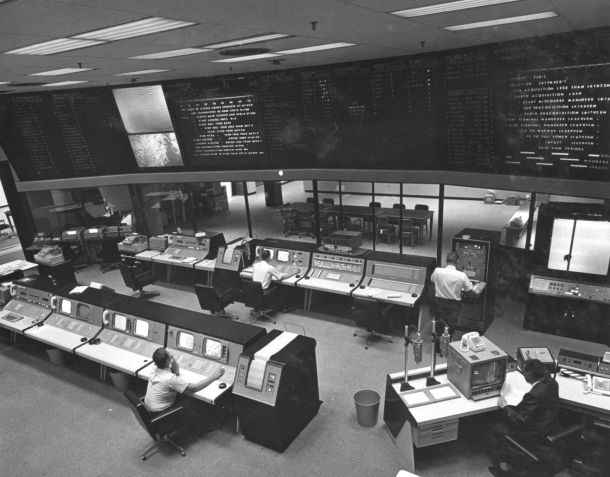 Engenheiros nesta sala do Laboratório de Propulsão a Jato da NASA — conhecida como Controle de Missão — monitoram o fluxo de dados. Esta imagem foi tirada em maio de 1964, • Nasa