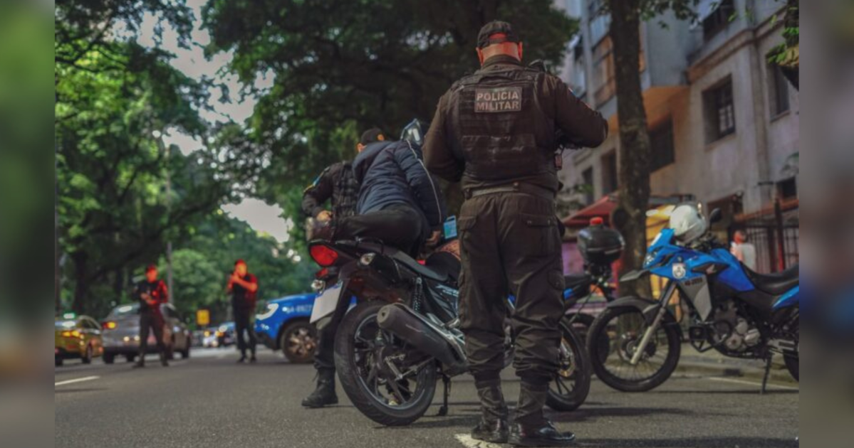Dez policiais militares são denunciados por invasão de domicílio no RJ