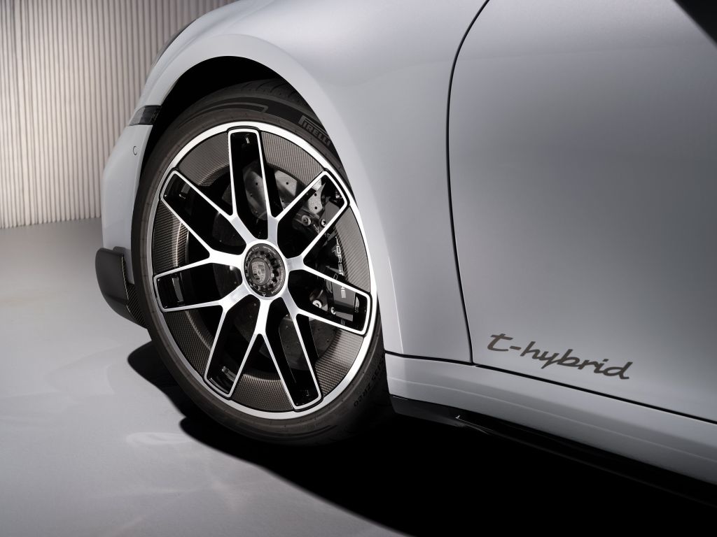 Porsche 911 Turbo S: esportivo híbrido de 711 cavalos chega ao Brasil