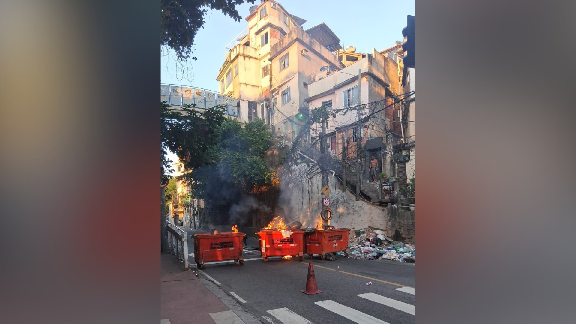 Caçambas foram incendiadas na avenida Niemeyer, próxima a passarela do Vidigal, na zona Sul do Rio • Reprodução