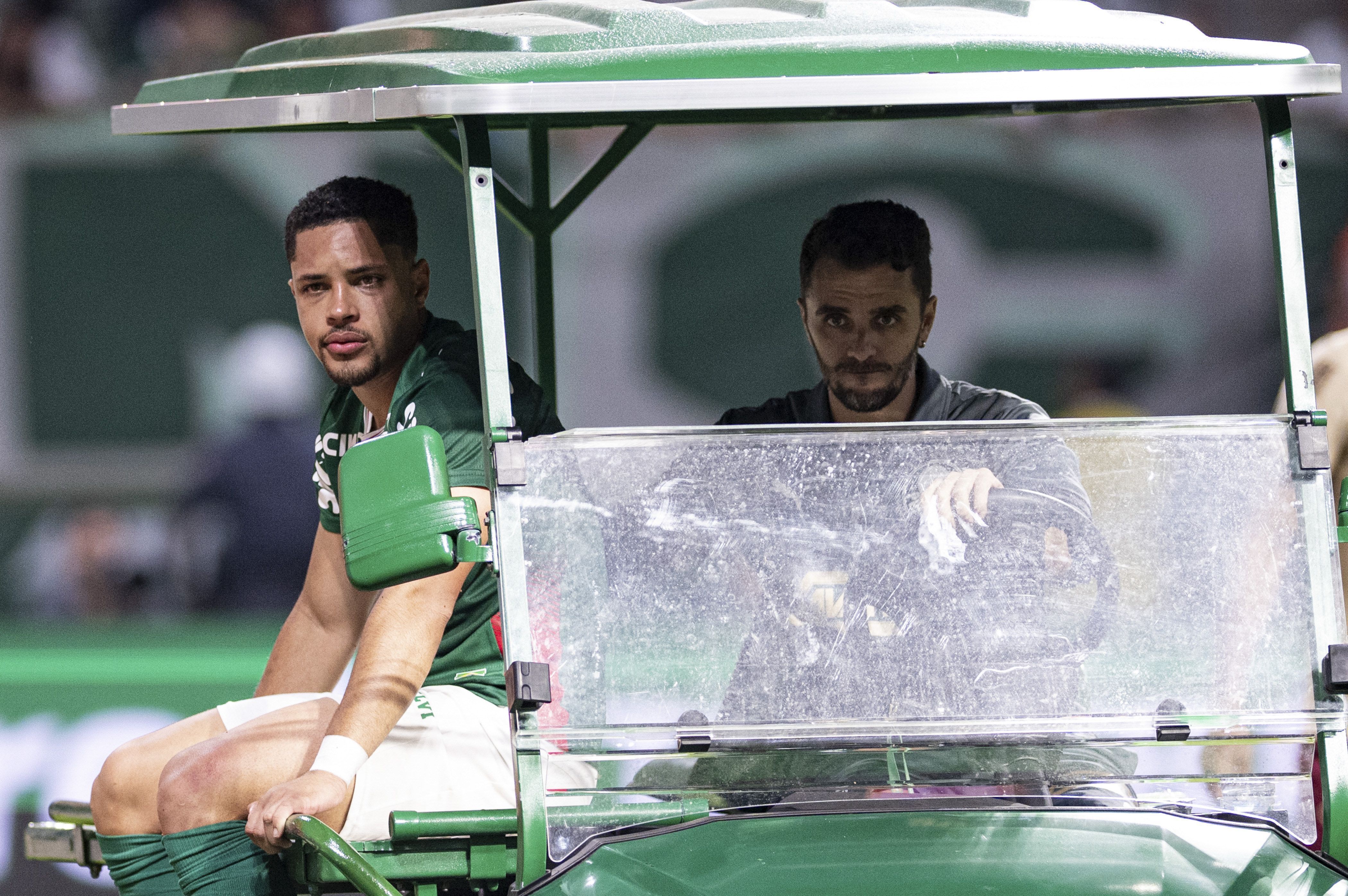 Vitor Roque lesionou o tornozelo