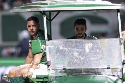 Vitor Roque lesionou o tornozelo