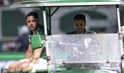 Vitor Roque lesionou o tornozelo