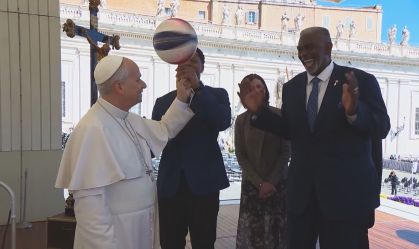 Papa Leão XIV brinca com bola de basquete na Praça de São Pedro