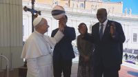 Vídeo: Papa Leão brinca com bola de basquete na Praça de São Pedro