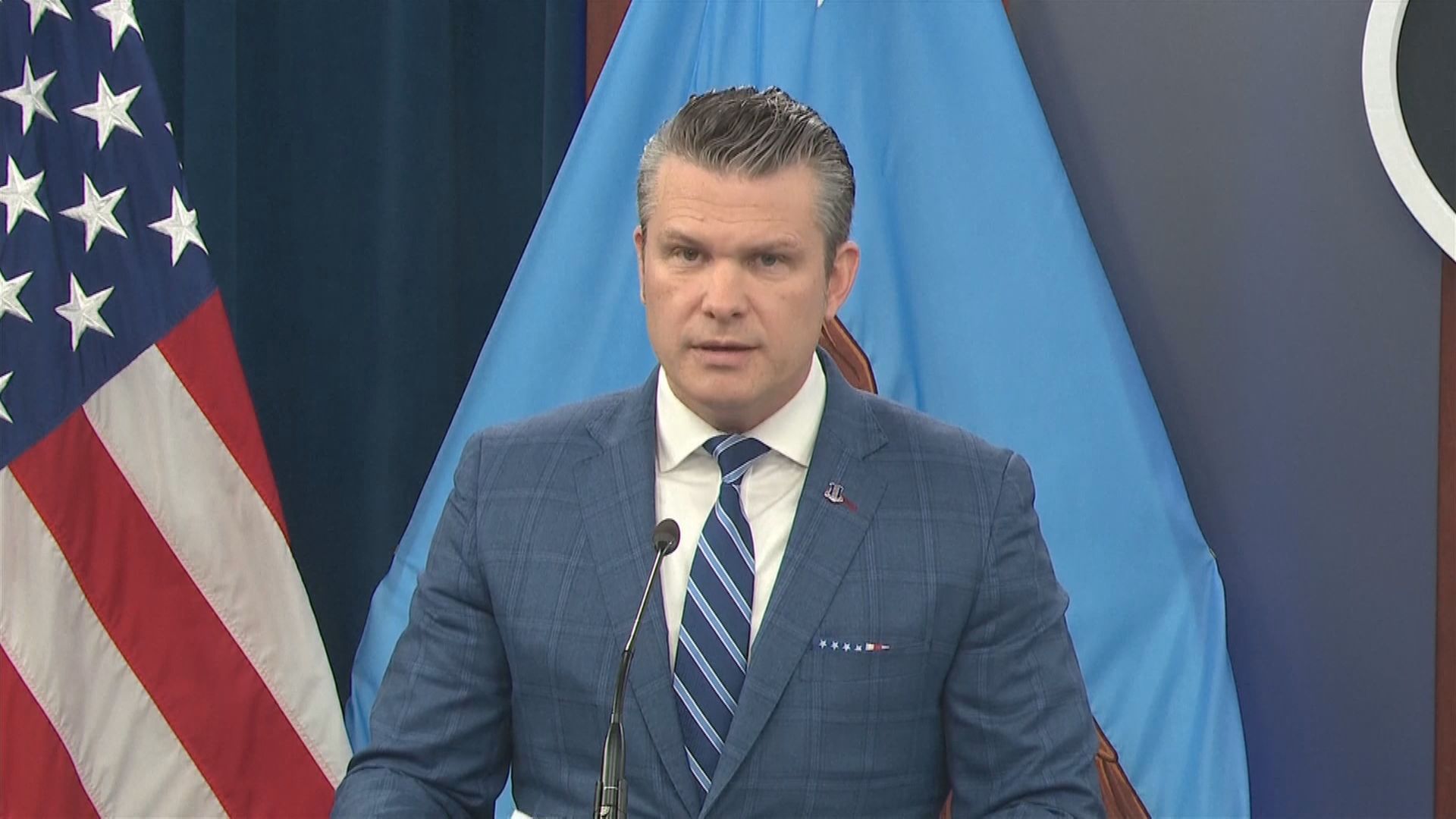 Secretário de Guerra dos EUA, Pete Hegseth, realiza uma coletiva de imprensa na Sala de Imprensa do Pentágono