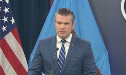 Secretário de Guerra dos EUA, Pete Hegseth, realiza uma coletiva de imprensa na Sala de Imprensa do Pentágono