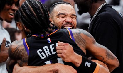 Imagem de destaque do post: Phoenix Suns vencem o Golden State Warriors e avançam aos playoffs da NBA
