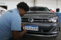 Comissão aprova volta de cidade e estado nas placas dos carros; entenda