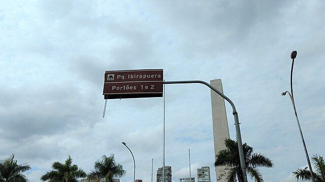 Placa de localização do Parque Ibirapuera, em São Paulo, Brasil • Reprodução