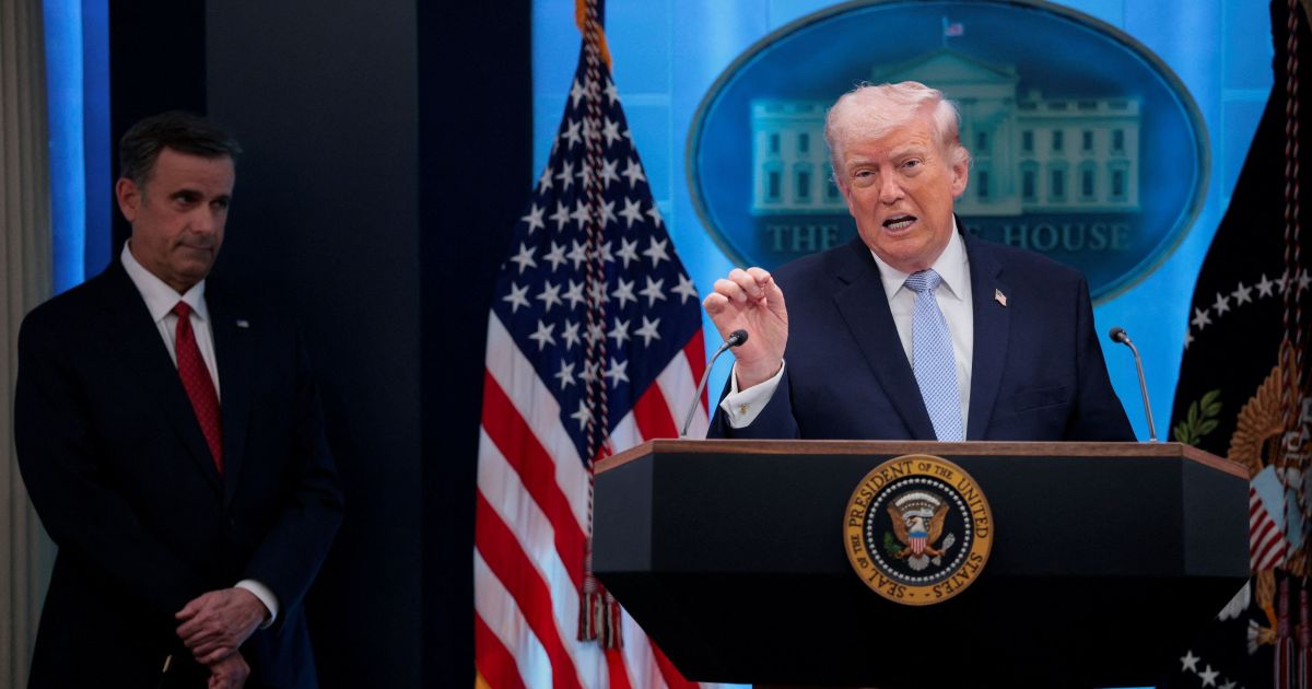Trump evita pergunta sobre saúde mental após postagem repleta de palavrões