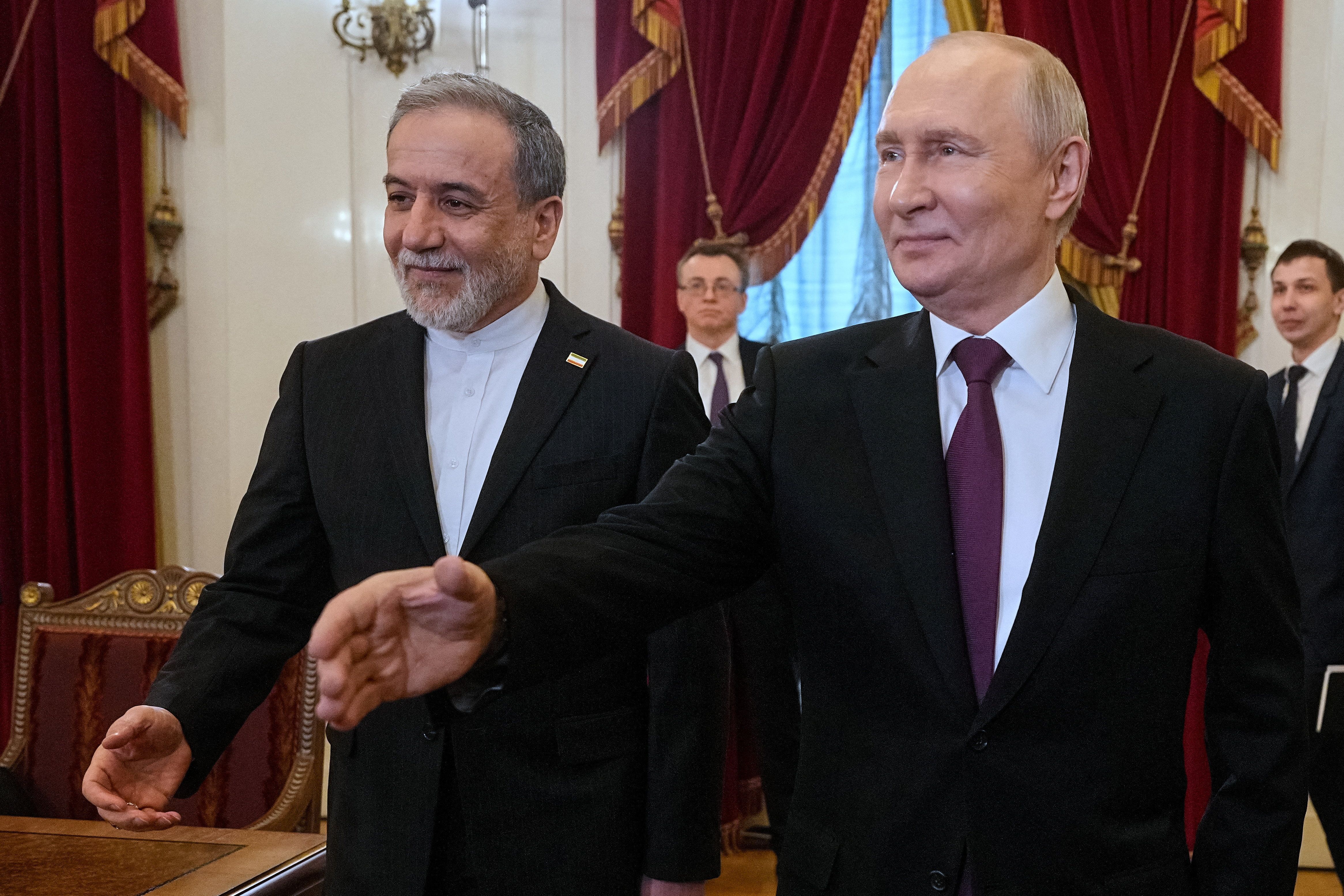 Presidente da Rússia, Vladimir Putin, ao lado do ministro das Relações Exteriores do Irã, Abbas Araqchi, em São Petersburgo
