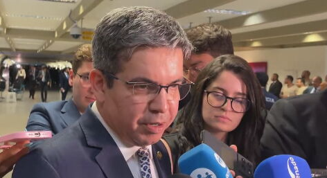 Randolfe: “É a pressão das eleições, mas governo não acabou”