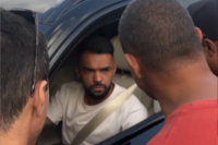 Jogadores do Corinthians são cobrados por torcedores na porta do CT