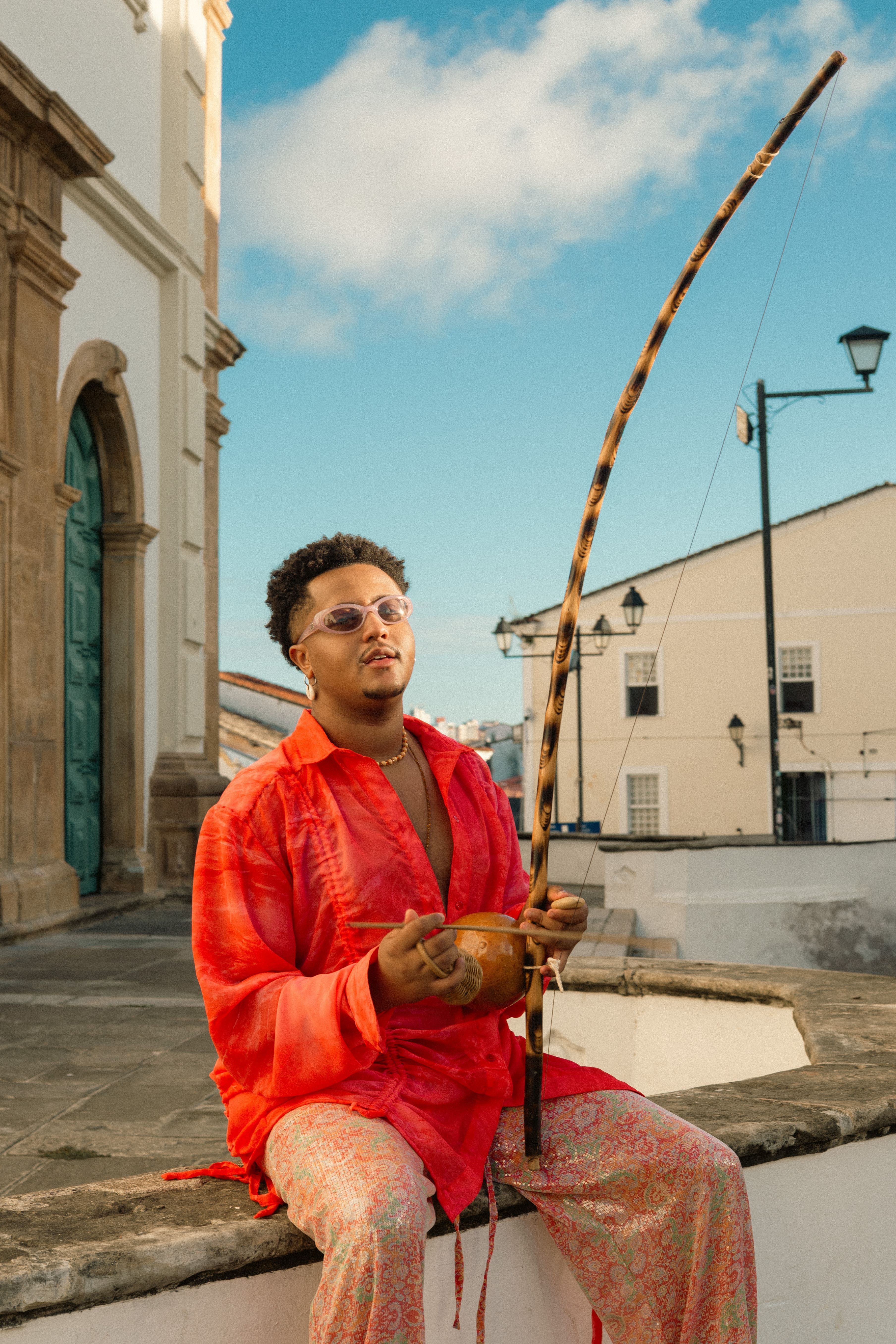O berimbau ganha destaque em turnê internacional do NEOJIBA • Beatriz Meneses