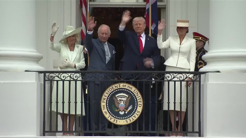 Imagem de destaque do post: Rei Charles e rainha Camilla trocam peças históricas e joias com os Trumps