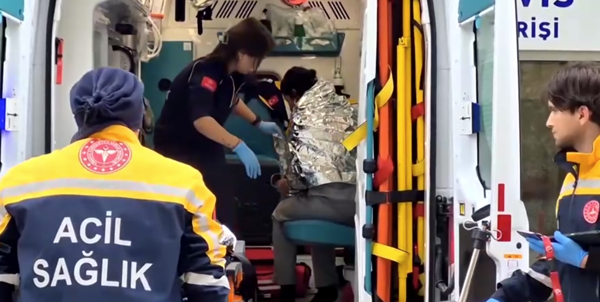 Resgatados são levados de ambulância para o hospital