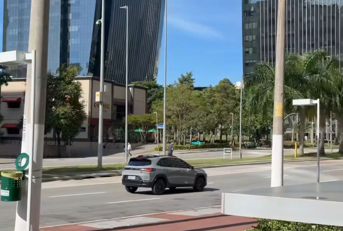 Flagra do novo Chevrolet Sonic 2027 • Fullpower/Instagram