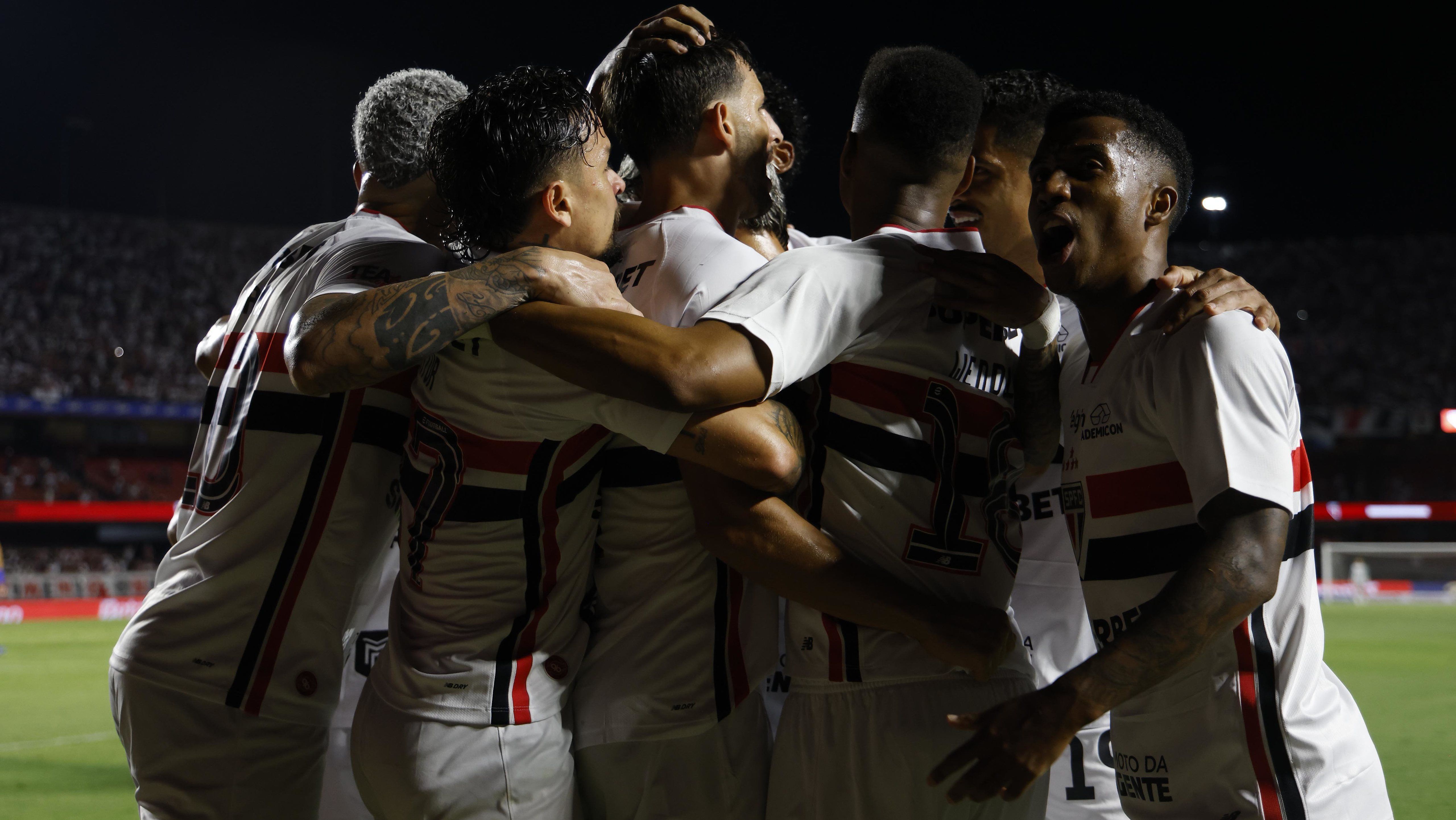 Elenco do São Paulo comemora gol