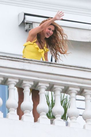 Shakira acenou aos fãs dias antes do show em Copacabana • Dilson Silva/Agnews