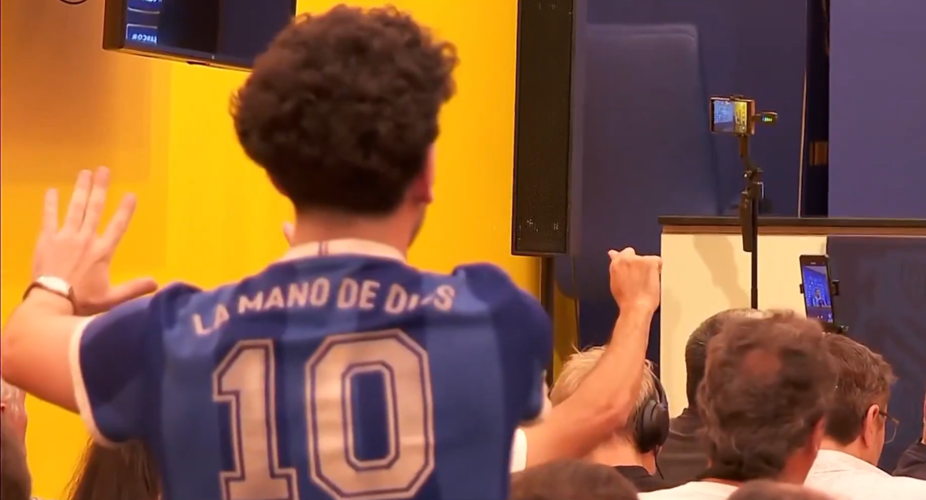 Torcedor invade coletiva do Técnico da Argentina