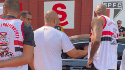 Torcedores do São Paulo cobram o atual presidente