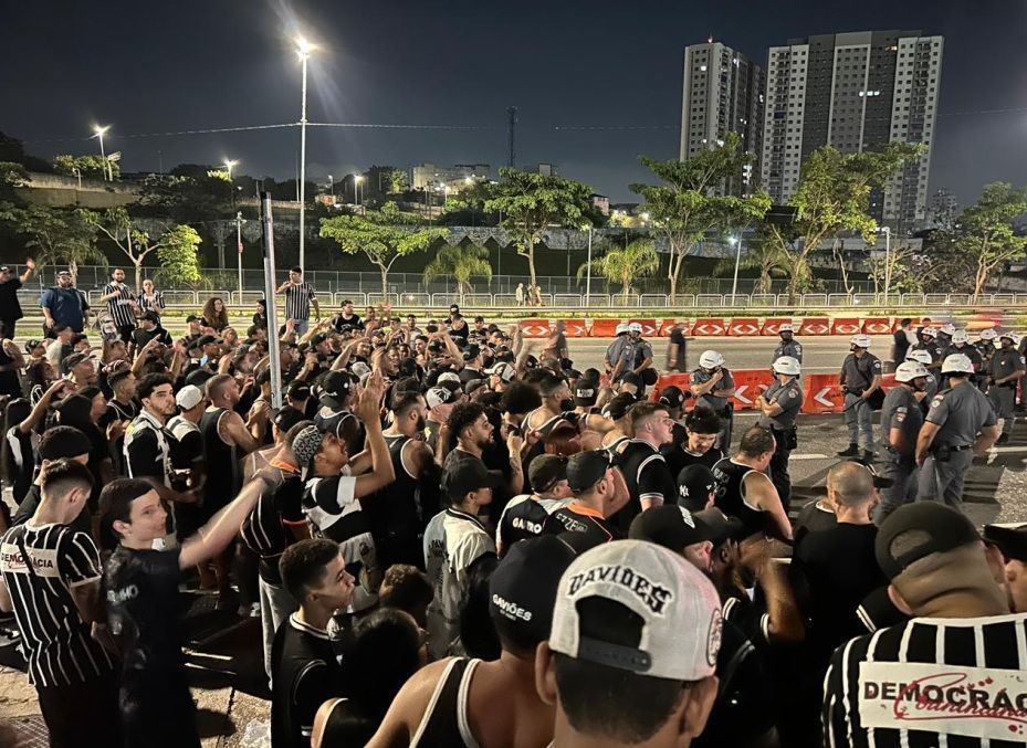 Torcida do Corinthians protesta após derrota para o Internacional • Reprodução / Meu Timão