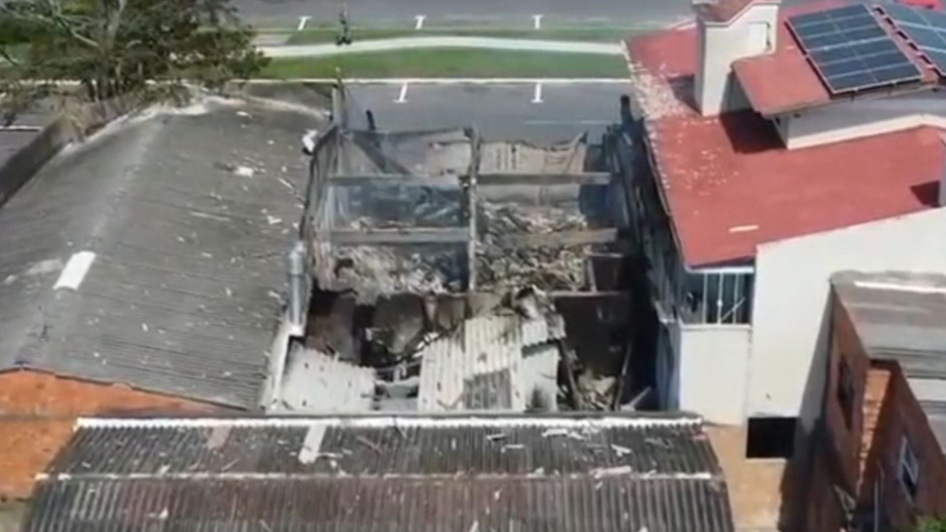 VÍDEO Veja como ficou restaurante onde avião caiu em Capão da Canoa (RS) (5)
