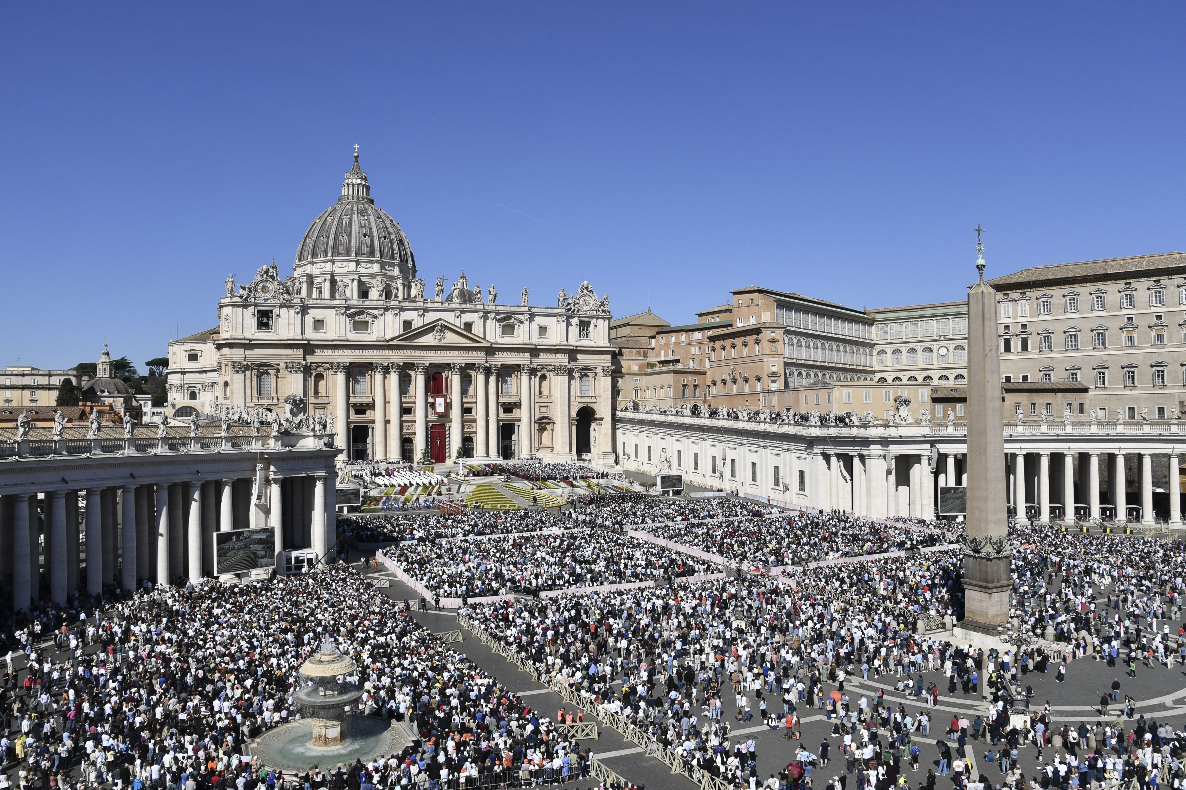 Vista da Praça de São Pedro durante a Missa de Páscoa celebrada pelo Papa Leão XIV, no Vaticano, em 5 de abril de 2026. • Anadolu via Getty Images