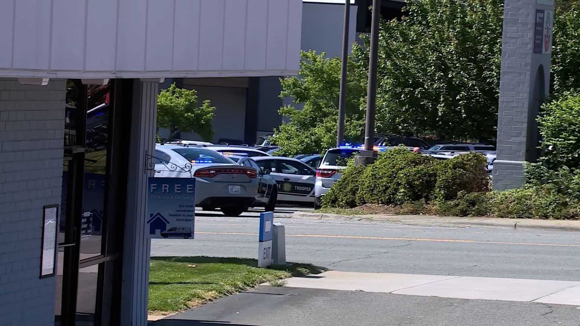 Viaturas próximas ao local onde dois adolescentes foram mortos a tiros em Winston-Salem, na Carolina do Norte, EUA