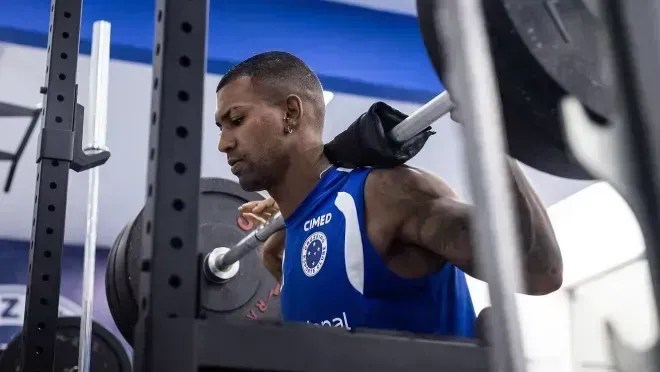 Walace durante treino físico pelo Cruzeiro
