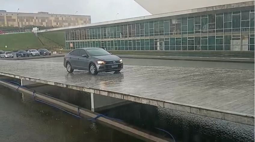 Para evitar chuva, carro invade rampa sob espelho d’água na Câmara