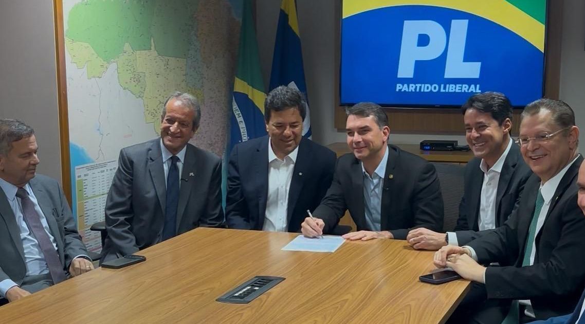 Relator da PEC da Segurança se filia ao PL ao lado de Flávio Bolsonaro