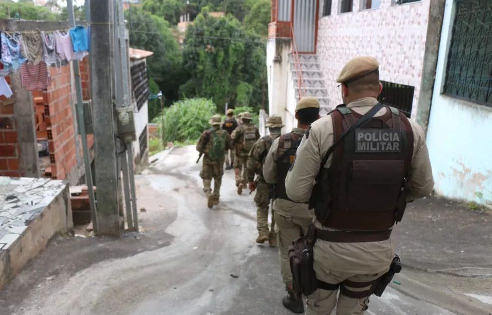Policiais são baleados e suspeitos são mortos em situação de refém na Bahia