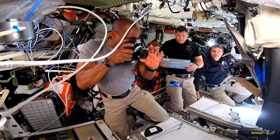 Victor Glover, Jeremy Hansen e Reid Wiseman trabalham juntos dentro da espaçonave Orion • Nasa