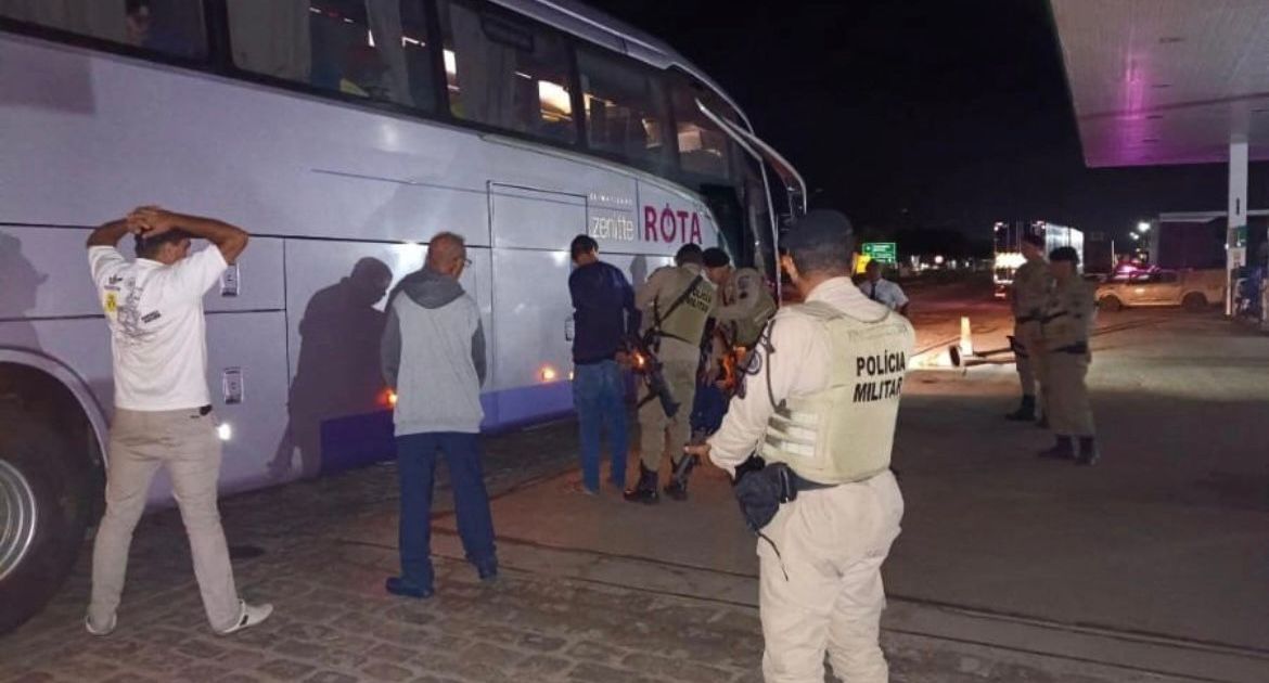 Foragido de GO ligado ao PCC é preso em ônibus ao tentar se esconder na BA