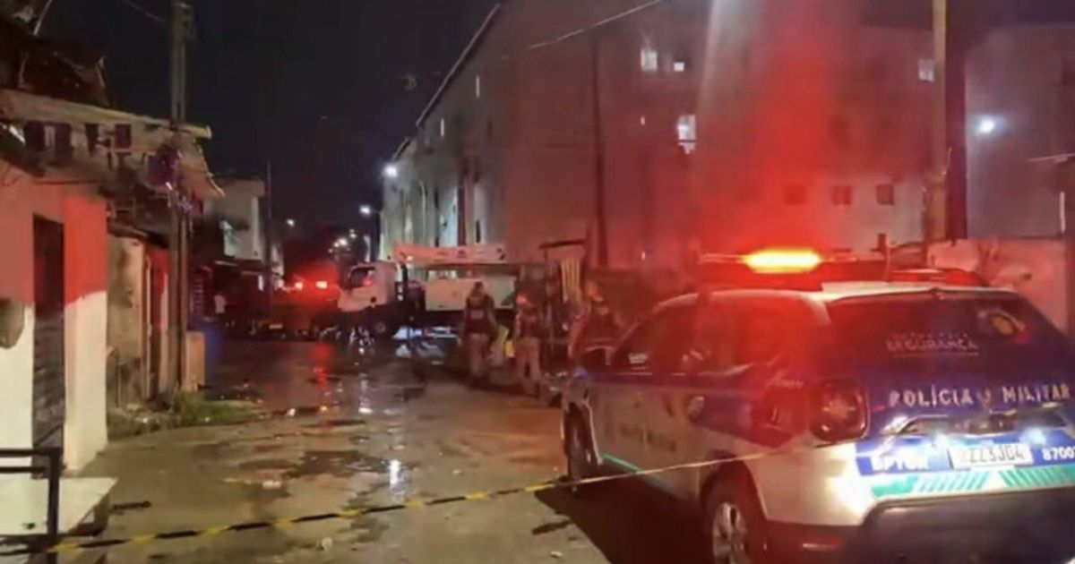 Duas pessoas morrem após desabamento de casarão no centro de Recife