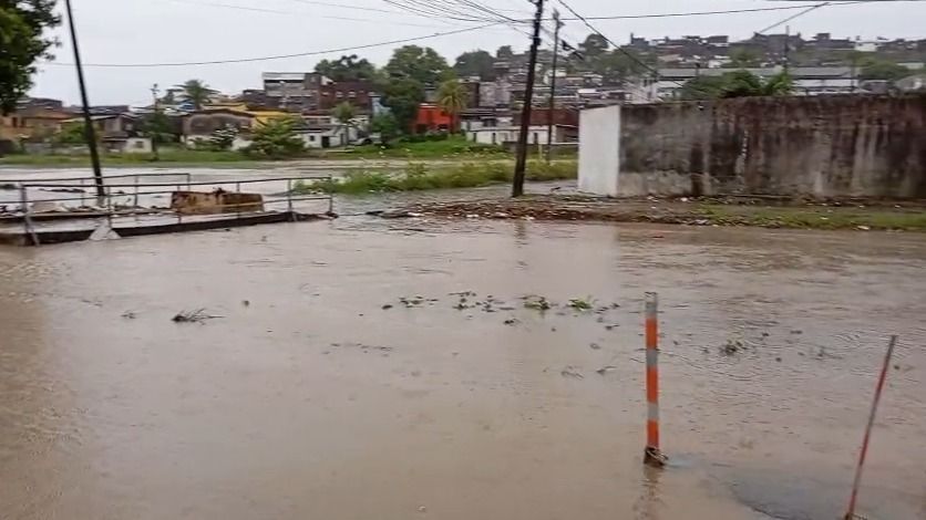 Chuvas suspendem aulas e colocam Região Metropolitana do Recife em alerta