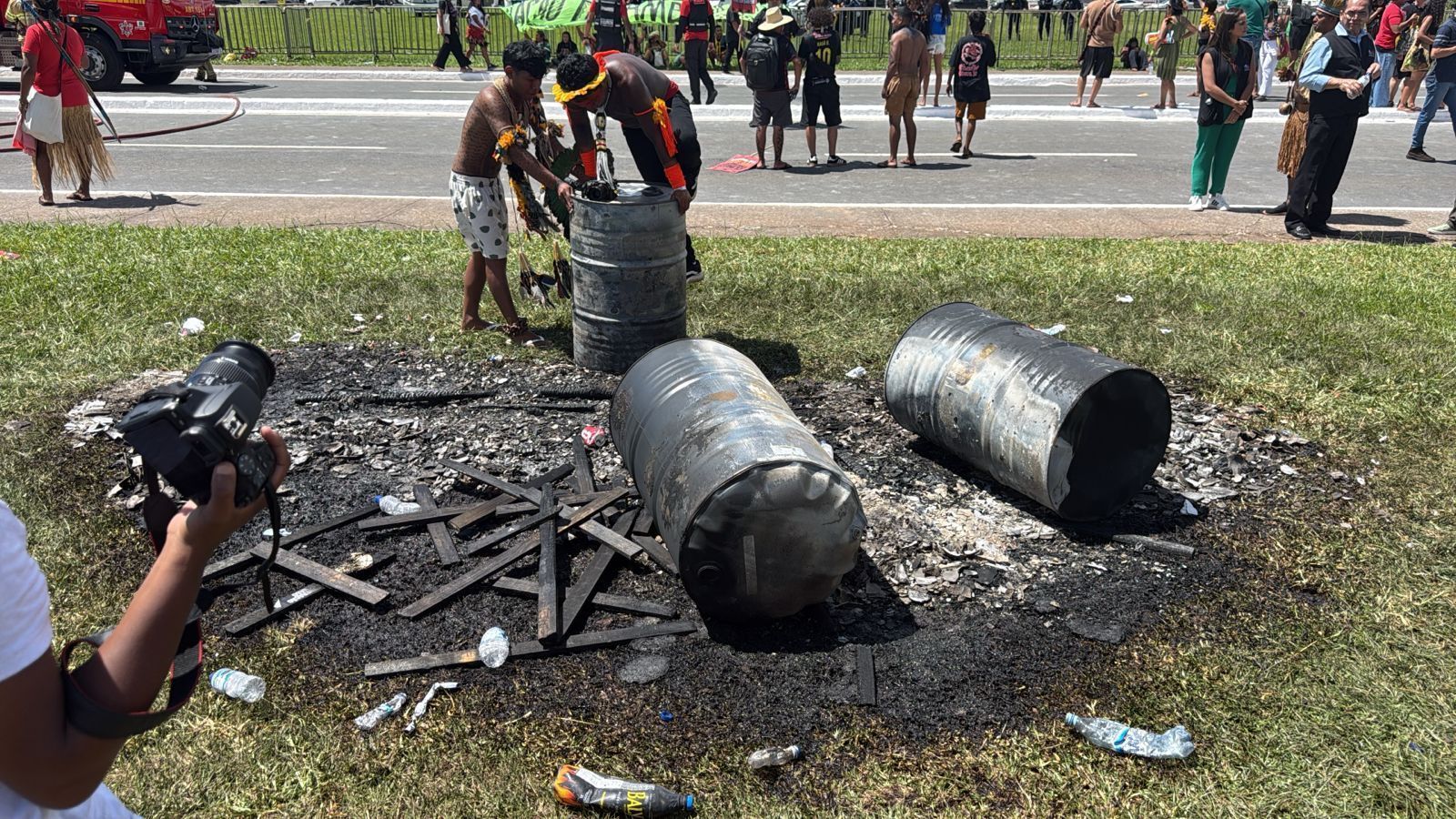 Fogo em marcha indígena na Esplanada dos Ministérios