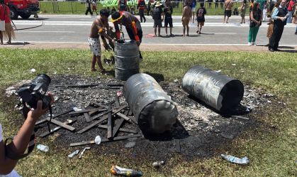 Fogo em marcha indígena na Esplanada dos Ministérios