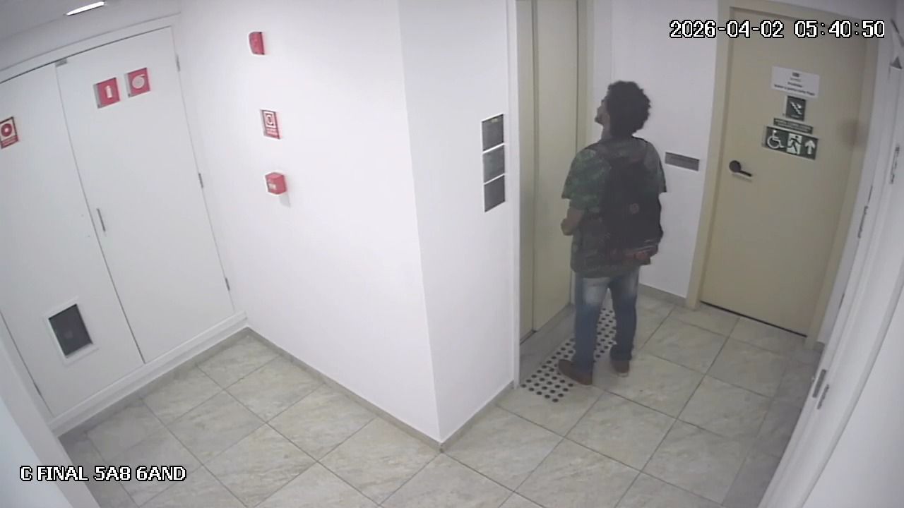Imagem enviada por familiares mostra o momento que Kevyn Rodrigues deixa o prédio