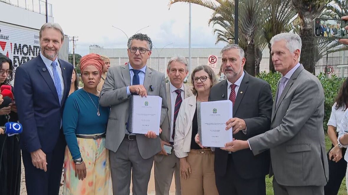 Parlamentares entregam relatório "da Maioria" da CPMI do Inss à PF